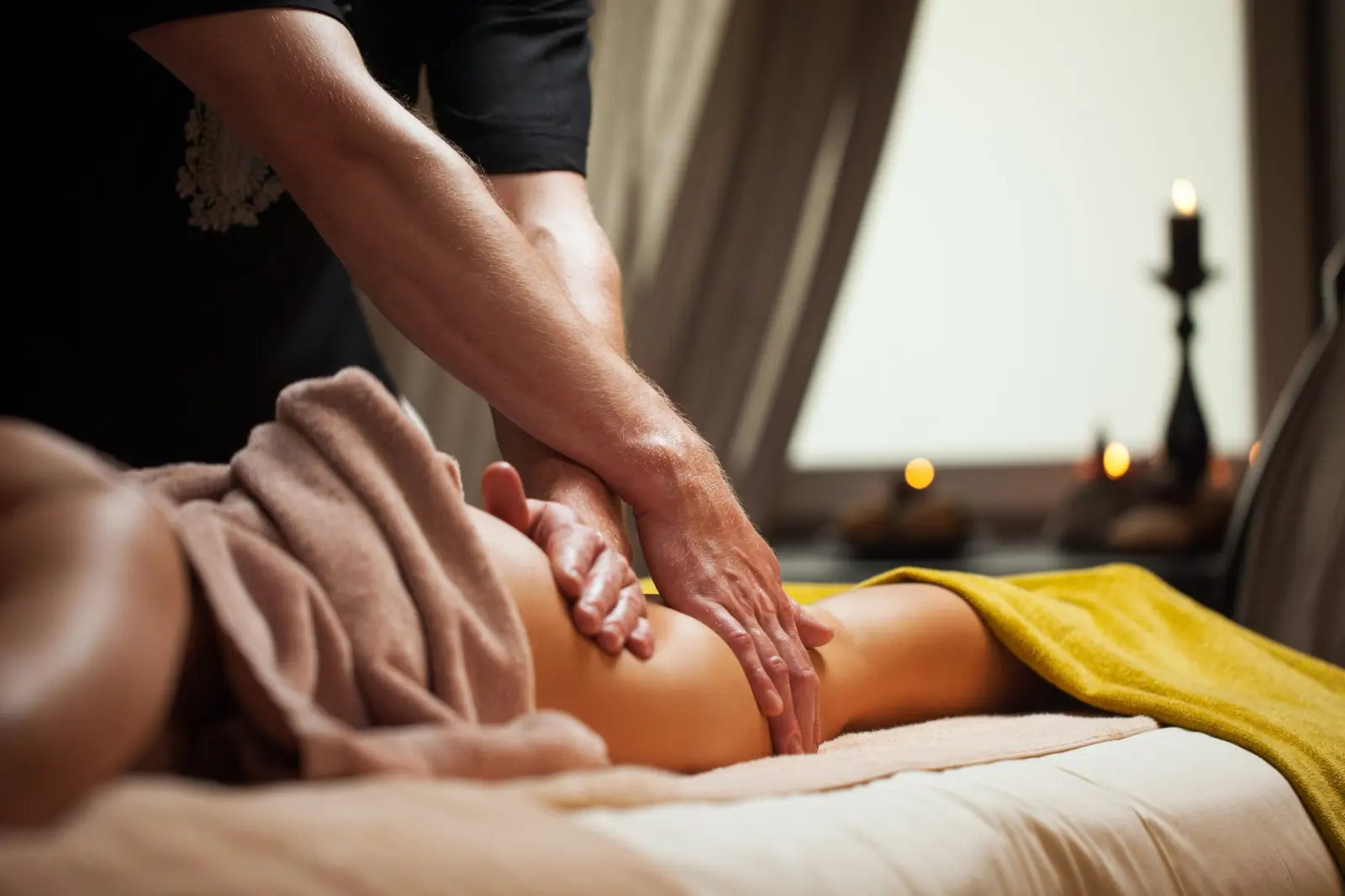Ganzkörpermassage bei Kerzenlicht in einem ruhigen Raum