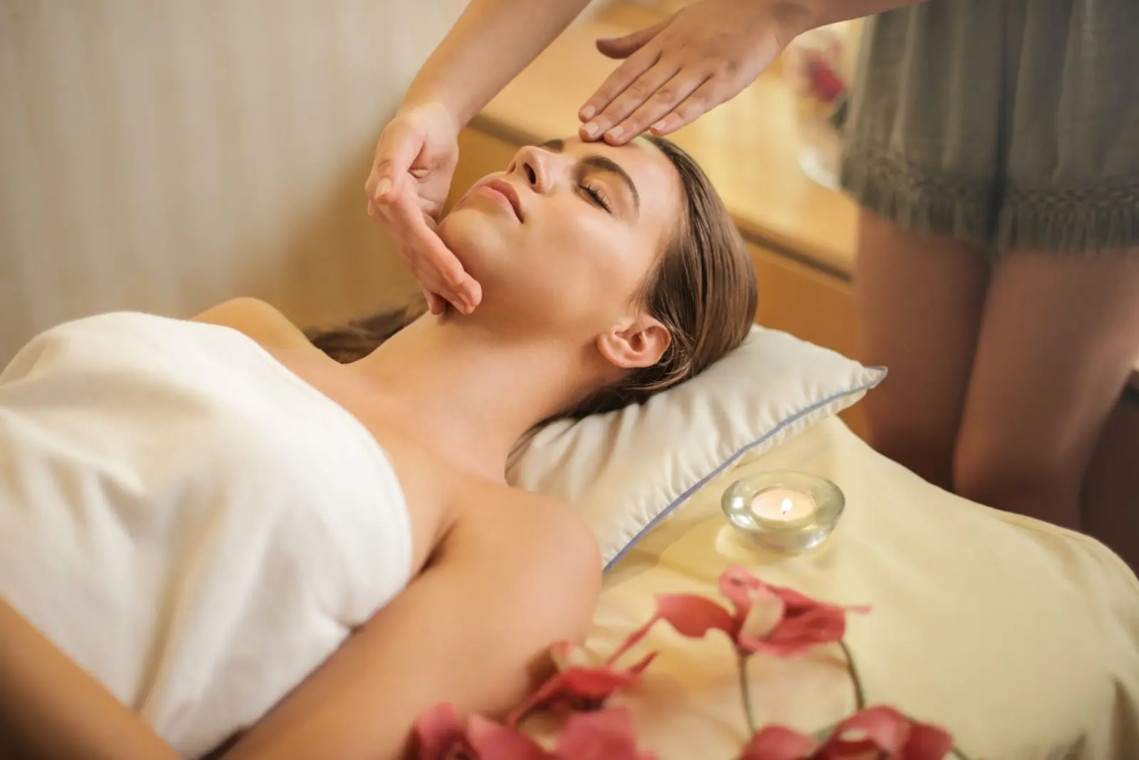Frau mit geschlossenen Augen bei einer sanften Gesichtsmassage
